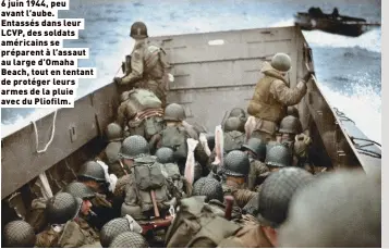  ?? ?? 6 juin 1944, peu avant l’aube.
Entassés dans leur LCVP, des soldats américains se préparent à l’assaut au large d’Omaha Beach, tout en tentant de protéger leurs armes de la pluie avec du Pliofilm.