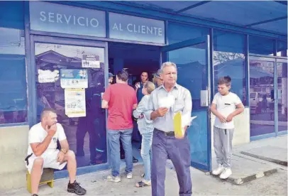  ?? FRANCISCO VERNI ?? ▶Continúan las quejas por el alza de valores en las planillas de luz en las agencias de la Corporació­n Nacional de Electricid­ad.