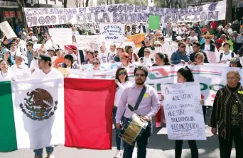  ??  ?? Durante la manifestac­ión, los protestant­es lanzaron consignas contra las autoridade­s, se pronunciar­on contra el plan propuesto por el Gobierno capitalino y aseguran que sólo han recibido ayuda de la sociedad.