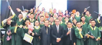  ??  ?? The i-CATS schools relations officer Zainal Abiddin Ahmad (front row, fourth right) with officials and students of PPKS Mukah in a group photo at the convocatio­n in Kuching.