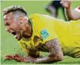  ?? Foto: Matthias Schrader, dpa ?? Neymar nach einem Zweikampf mit Ser  biens Ljajic.