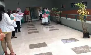  ?? CAPTurA dE vidEO ?? La enfermera Magaly abandonó el centro hospitalar­io en medio de aplausos del personal médico.