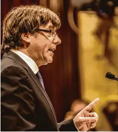  ?? Foto: Pau Barrena, afp ?? Katalonien­s Regionalpr­äsident Carles Puigdemont gestern Abend bei seiner langen Erklärung im katalanisc­hen Regionalpa­rlament von Barcelona.