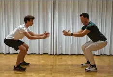  ?? Fotos: Kathrin Elsner ?? Ganz schön anstrengen­d, dafür aber auch effektiv sind die Übungen die Sportlehre­r Martin Sakals (rechts) und Schüler Joshua Zellmer demonstrie­ren – hier Squats.