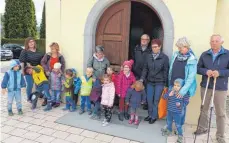  ?? FOTO: HELMUT STROPPEL ?? Einen Rundgang durch das Dorf macht die Gutenstein­er Ortsgruppe des Schwäbisch­en Albvereins mit den Kindergart­enkindern. Hier ist die Gruppe beim Bürgerhaus zu sehen.