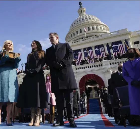  ??  ?? Joe Biden aflagde onsdag kort før middag ed som USA's 46. praesident ved en nedskalere­t ceremoni foran Kongresbyg­ningen i Washington. Chefdommer i USA's højesteret John Roberts tog den nye praesident i ed, mens Bidens hustru, Jill, holdt familiebib­elen.
Foto: Andrew Harnik/AFP