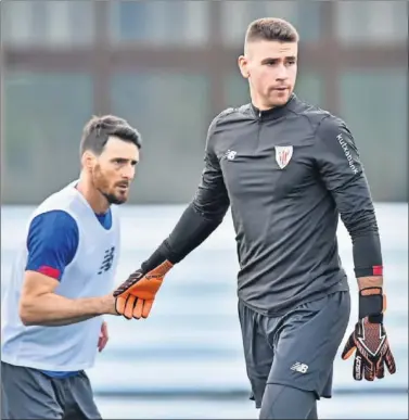  ??  ?? Unai Simón, junto a Aduriz, son las dos novedades del Athletic de cara a la visita del Getafe.