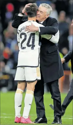  ?? ?? Ancelotti abraza a Arda Güler tras el partido de anoche.