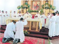  ??  ?? 17 sacerdotes de El Paraíso renovaron su compromiso con Dios.