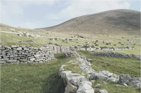  ??  ?? Tha Fearann Coimhearsn­achd na h-alba a’ moladh sluagh a thilleadh gu àiteachan a chaidh fhuadach no far am b’ àbhaist do dhaoine a bhith a’ fuireach ann an sgìrean dùthchail.