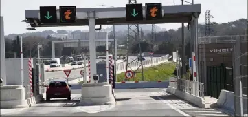  ?? (Photo Sophie Louvet) ?? Les automobili­stes qui empruntent l’échangeur d’Ollioules-Sanary sont principale­ment des particulie­rs. Vinci Autoroutes n’a comptabili­sé que , % de poids lourds.