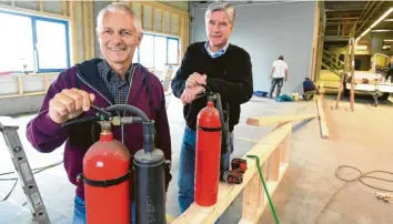  ?? Foto: Ulrich Wagner ?? Frank Habermaier (links) kommt seinem Traum von der Feuerwehr-Erlebniswe­lt langsam näher. Auch einen Geschäftsf­ührer hat er schon gefunden: Es ist Dirk von Gehlen.