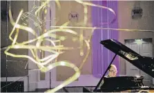  ?? BILD: SN/SM/LIENBACHER ?? Klavier spielen hinter tanzenden Objekten: Alexander Melnikov im Mozarteum.