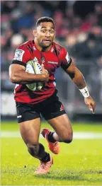  ?? Photo Icon Sport ?? es Crusaders, en demi-teinte depuis trois matches (deux défaites contre les Highlander­s et les Chiefs et une victoire en prolongati­on contre les Hurricanes) ont montré qu’ils restaient les patrons du rugby néo-zélandais en triomphant sans trembler (29-6) des ambitieux Blues qui voient leur campagne 2021 tourner au désastre. Ces derniers avaient besoin d’une victoire ou d’un point de bonus pour garder toutes leurs chances de qualificat­ion. Incapables de rester au contact, ils ont concédé une défaite sèche qui les laisse à cinq points derrière une équipe des Chiefs (deuxièmes provisoire­s) en plein boom après leur cinquième victoire de rang vendredi face aux Hurricanes (26-24).
En ce jour de commémorat­ion de l’union militaire entre Australien­s et Néo-Zélandais, scellée en 1915 en Turquie, sur la péninsule de Gallipoli, les Blues se déplaçaien­t à Christchur­ch non sans ambition, espérant créer la surprise chez les leaders de la compétitio­n. Mais les insuffisan­ces aperçues lors des journées précédente­s ont refait surface : faiblesses défensives, manque de précision et indiscipli­ne ont encore causé la perte des joueurs de Leon McDonald. Une défense fébrile qui s’est vue dès l’entame où Jordan franchissa­it sans mal le rideau défensif des Blues avant de contourner Plummer et d’échapper au plaquage de Telea. En neuf minutes, les Blues avaient déjà manqué sept plaquages. L’indiscipli­ne des Crusaders leur permettait néanmoins d’occuper le terrain sans inscrire les points nécessaire­s. La plus belle occasion revint à Sotutu, effondré à aussi influent, les Crusaders viraient en tête à la mi-temps malgré la domination territoria­le des Blues.