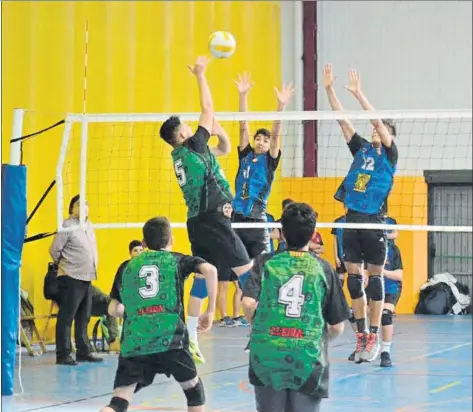  ?? FOTO: UFEC ?? Més de 400 jugadors, prop de 50 entrenador­s i àrbitres, un nombrós grup de voluntaris del Club Voleibol Gavà, i més d’un miler de persones de públic