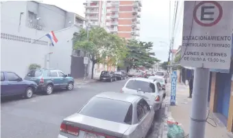  ??  ?? El estacionam­iento tarifado estuvo a punto de implementa­rse años atrás, pero se rescindió.