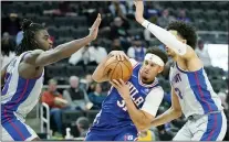  ?? CARLOS OSORIO — THE ASSOCIATED PRESS ?? Sixerss guard Seth Curry, center, is defended by Detroit’s Isaiah Stewart, left, and guard Cade Cunningham, right, on Thursday in Detroit.