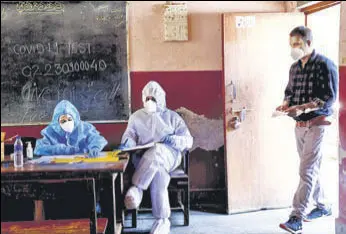  ?? SATISH BATE/HT ?? A man walks in for a test during a Covid-19 testing drive at Mumbai’s Dharavi on Tuesday.