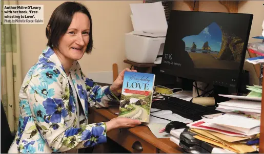  ?? Photo by Michelle Cooper Galvin ?? Author Máire O’Leary with her book, ‘Freewheeli­ng to Love’.
