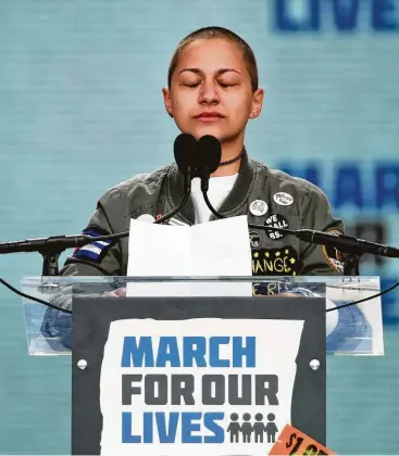  ?? Alex Brandon / Associated Press ?? Emma González, sobrevivie­nte de un tiroteo en la secundaria Marjory Stoneman Douglas en Parkland, Florida, hace silencio en memoria de las víctimas de la masacre, el 24 de marzo en Washington D.C.