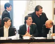  ??  ?? BIEN PLANTADO. Capitanich no dudó en ninguna de las reuniones. Calo (UOM) se saluda con Kicillof y luego con Martínez (Uocra).