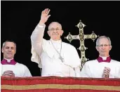  ?? FOTO: DPA ?? Papst Franziskus spricht auf dem Balkon des Petersdoms im Vatikan den Segen „Urbi et Orbi“.