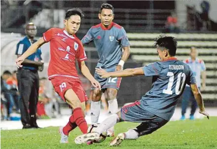  ?? PIC BY LANO LAN ?? Ministry of Finance’s Dzaiddin Zainuddin (right) challenges Sabah’s Ricco Nigel Milus in their FA Cup third round tie at Likas Stadium on March 11.