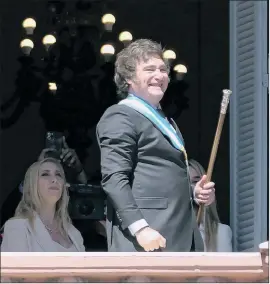  ?? /EFE ?? El presidente electo de Argentina, Javier Milei, sale al balcón de la Casa Rosada para saludar a simpatizan­tes, en Buenos Aires.
