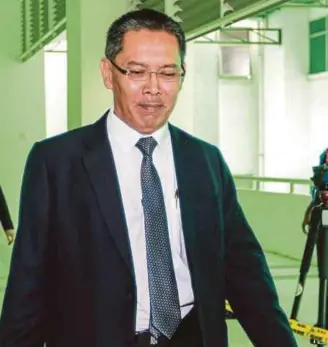  ?? BY SAIRIEN NAFIS PIC ?? Kuala Lumpur Hospital’s Forensic Department head, Datuk Dr Mohd Shah Mahmood, arriving at the Shah Alam Court Complex yesterday.