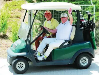  ??  ?? Rafael Ventura y Manuel Espinar saludan desde su «buggy»