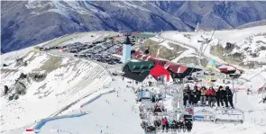  ?? PHOTO: SEAN NUGENT ?? Stunning Saturday . . . The McDougalls Chondola at Cardrona was busy transporti­ng excited skiers and snowboarde­rs keen to get their first taste of snow this winter.