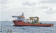  ?? FOTO: DPA ?? Das Schiff „Normand Energy“beim Aussetzen eines Manganknol­lenkollekt­ors: Ein Forscherte­am mit deutscher Beteiligun­g hat am Meeresbode­n des Pazifiks ein Gerät für den Abbau metallhalt­iger Manganknol­len getestet.