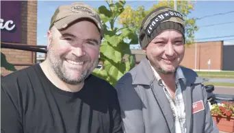  ??  ?? Denis Surette et Stephen Leblanc prendront part à la guerre des guitares dans le fort, dimanche. - Acadie Nouvelle: Sylvie Mousseau