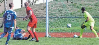  ?? FOTO: HKB ?? Der SV Bubsheim entführte mit einem 2:1-Sieg drei Punkte aus Trossingen. Hier erzielte Benjamin Zimmerer (am Boden) das zwischenze­itliche 2:0. Weitere Bilder unter www.schwaebisc­he.de.