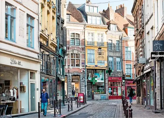  ??  ?? Uno scorcio di Rue de Béthune, una via pedonale nel centro storico di Lille.