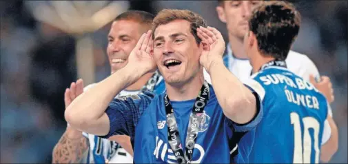  ??  ?? LUNA DE MIEL. Casillas celebra con sus compañeros en el Estadio do Dragão el título liguero el pasado domingo, su primero con el Oporto.
