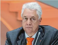  ?? Foto: Peter Fastl ?? Unser Bild zeigt den Manager Bernd Minning noch als Aufsichtsr­atsvorsitz­enden der Augsburger Kuka AG. Minning trägt eine Krawatte in Kuka Orange.