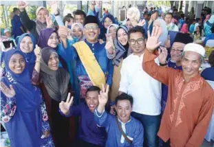  ??  ?? Mohamed Apandi (centre) with other clan members of Tok Awang Gagah at a Hari Raya celebratio­n in Kota Baru yesterday.