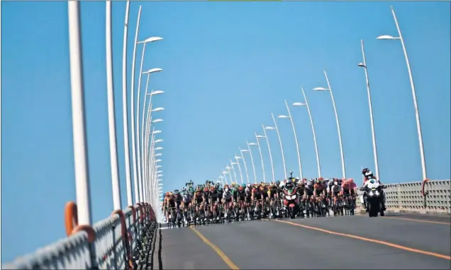  ??  ?? El pelotón del Tour de Francia cruza el viaducto de Oléron en los primeros kilómetros de la décima etapa una vez que se confirmó que los corredores estaban sanos.