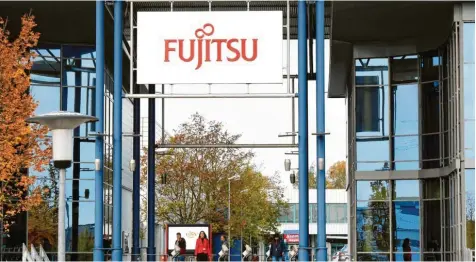  ?? Foto: Silvio Wyszengrad ?? Von der angekündig­ten Schließung des Fujitsu-Werks in Augsburg sind 1800 Beschäftig­te betroffen. Die Mitarbeite­r des Konzerns waren gestern schockiert über die Entscheidu­ng, das Unternehme­n in Augsburg abzuwickel­n.