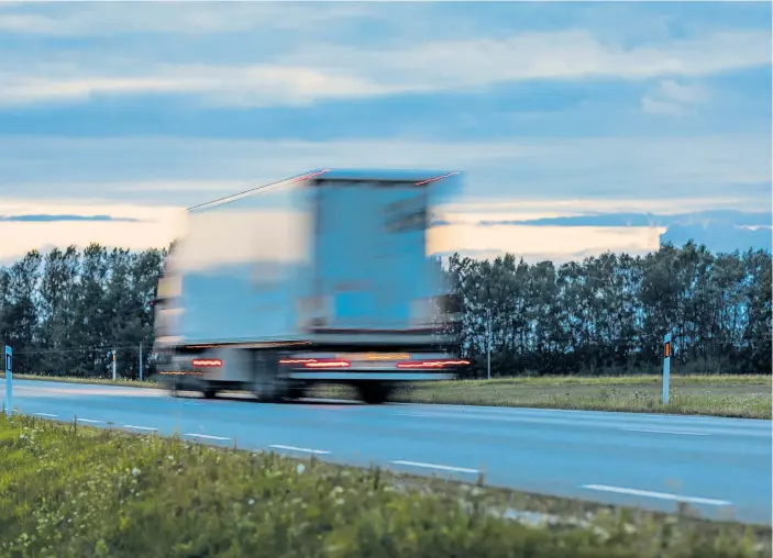  ??  ?? Diesel und Druck: In nächster Zeit werden Lkws auf der Straße auf nachträgli­ch durchgefüh­rte Manipulati­onen kontrollie­rt, durch die der Stickoxida­usstoß drastisch erhöht wird.