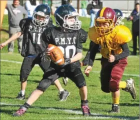  ?? BARRY TAGLIEBER - FOR DIGITAL FIRST MEDIA ?? PMYC Liittle Brother Giants’ Tommy Moholland looks to pass as Redskins’ Drew McNelly closes in.