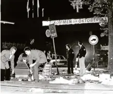  ?? Archivfoto: Frank Leonhardt, dpa ?? Der Tatort nach dem Attentat auf dem Oktoberfes­t. Am 26. September 1980 starben dort 13 Menschen.