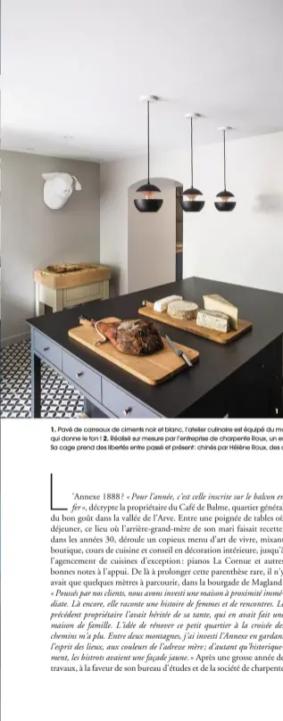  ??  ?? 1. Pavé de carreaux de ciments noir et blanc, l’atelier culinaire est équipé du mobilier de cuisine Neptune, sous l’effigie en papier mâché d’une tête de cochon qui donne le ton ! 2. Réalisé sur mesure par l’entreprise de charpente Roux, un escalier de...