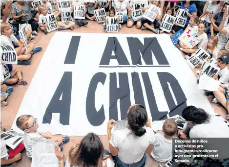  ?? /EFE ?? Decenas de niños y activistas proinmigra­ntes realizaron ayer una protesta en el Senado.