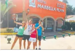  ??  ?? Posando a las puertas del Marbella Playa Hotel.