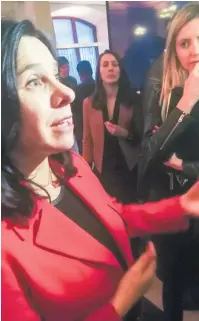  ?? PHOTO FRANCIS HALIN ?? Sous l’oeil attentif de son attachée de presse Geneviève Jutras, la mairesse Valérie Plante était visiblemen­t contrariée de répondre à notre journalist­e qui lui demandait s’il était normal qu’elle prononce tout son discours en anglais à Montréal.