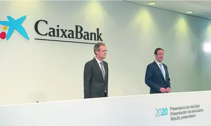  ?? EFE ?? Jordi Gual, presidente de Caixabank, y Gonzalo Gortázar, consejero delegado, ayer, durante la presentaci­ón de resultados