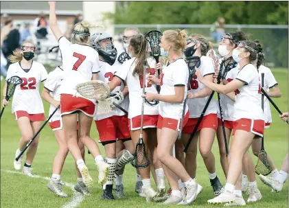  ?? OWEN MCCUE - MEDIANEWS GROUP ?? The Boyertown girls lacrosse team celebrates around sophomore goalie Elli Ferraro following her save in the final seconds of Thursday’s win over Perk Valley.