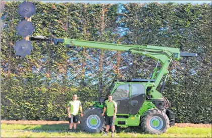  ??  ?? Rob (left) and Matt Duytshoff with their shelter trimmer machine.